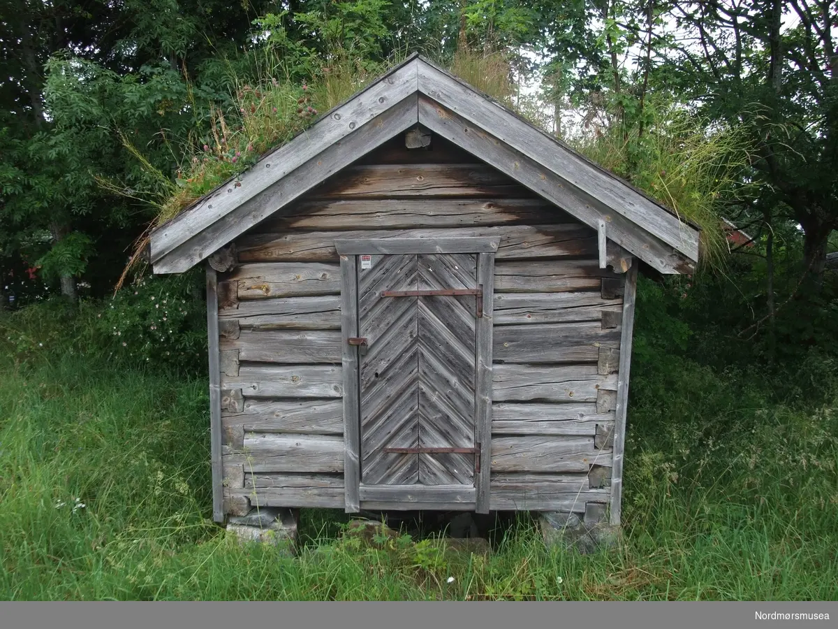 Kvernhuset er i tømmer og har torv på taket. Kvernhuset avspeiler byjordbruk i Kristiansund på 1800-tallet. Kvernhuset var en gave fra gårdbruker Tore Stabbursvik, Kvisvik i Straumsnes. Selve kverna fulgte med. En del av renna og kvernkall følger med.