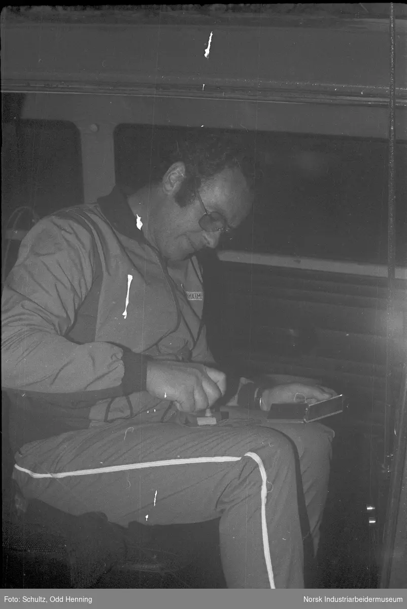 Hydromarsjen 1981. En person inne i en bil som stempler.