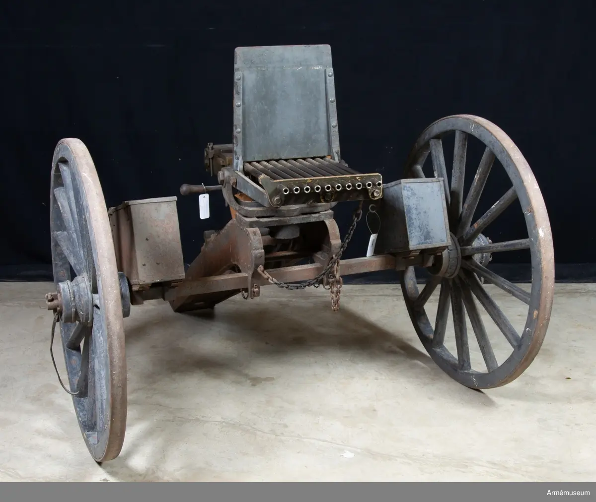 Grupp E IV a.

Detta är den första tillverkade kulsprutan av Palmcrantz & Winborg m/1875. Dock finns inget skrivet på tillverkningsplåten med uppgifter om tillverkare och år. Däremot syns tillverkningsnumret.
Magasin saknas liksom patronledare och verktyg. Se stämpel på insidan av verktygslådans lockstöd.