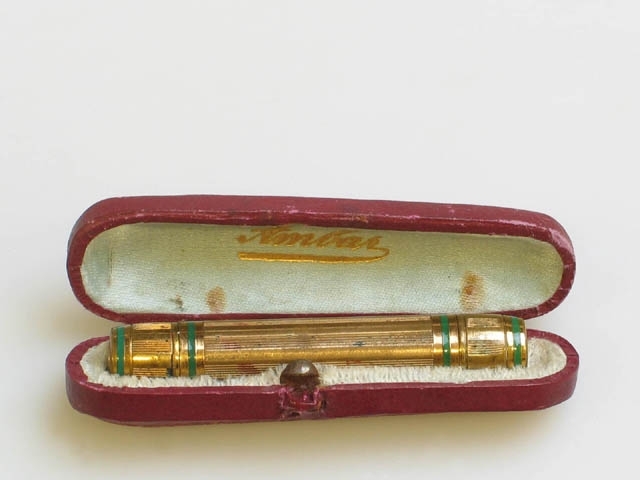Läppstift i vinrött fodral av märket ambar. Tillhör en koffert med personliga tillhörigheter från en av de intagna på Landskrona Citadells tvångsvårdsanstalt i Asmundtorp . Kofferten innehåller kläder,  smink och andra personliga tillhörigheter. Ägarinnan rymde från ett sexmånadersstraff för prostitution 1927 och lämnade kofferten kvar.  