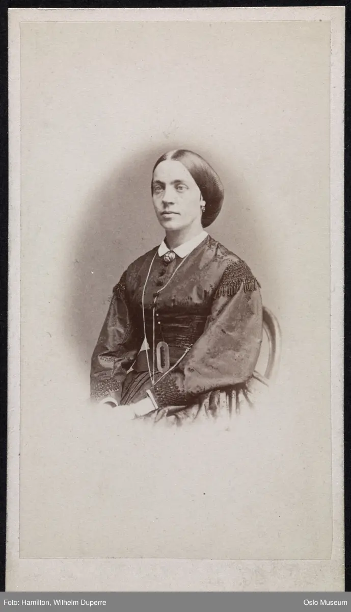 portrett, kvinne, vignettert sittende halvfigur