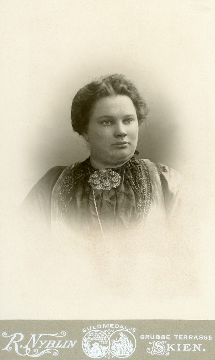 Portrettfoto av Aslaug Borgen Sannes