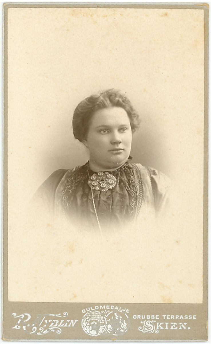 Portrettfoto av Aslaug Borgen Sannes