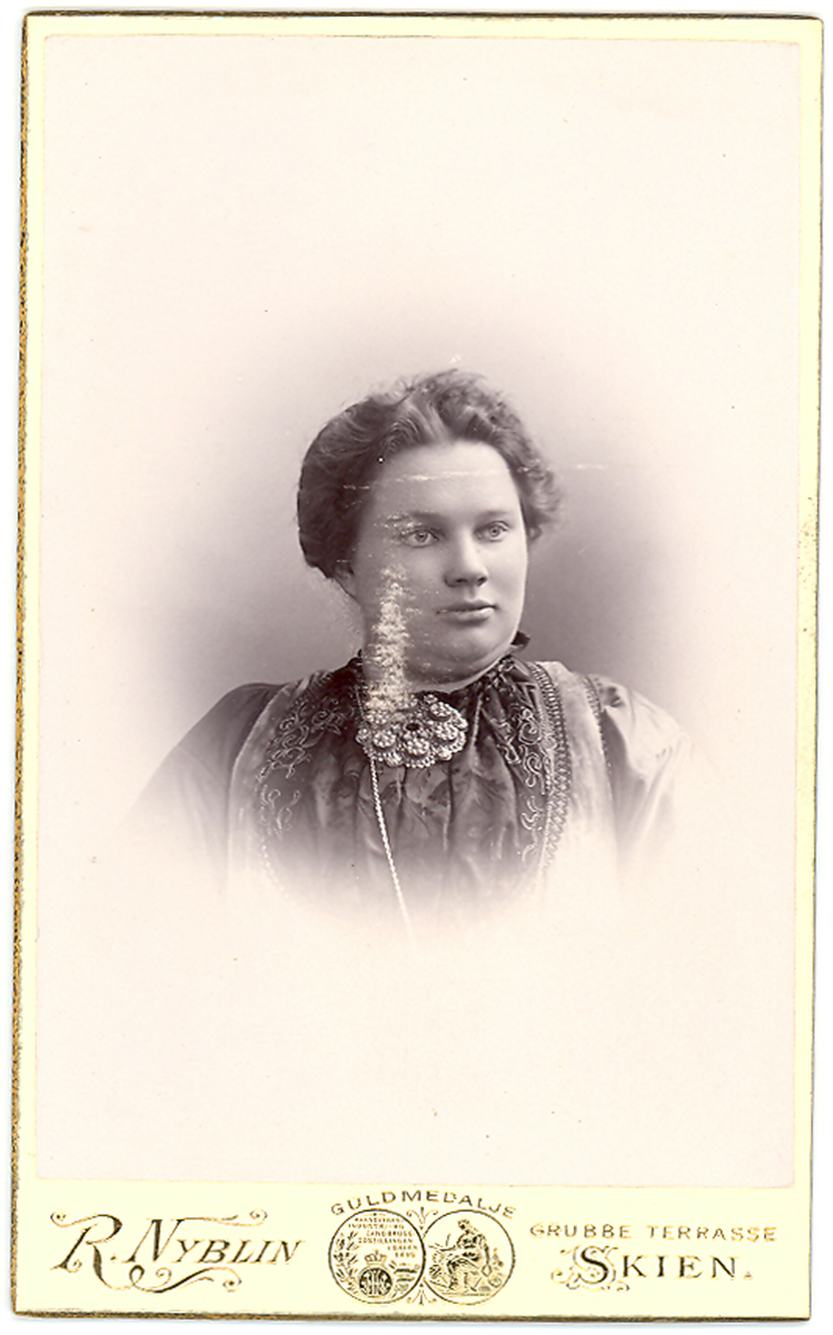 Portrettfoto av Aslaug Borgen Sannes