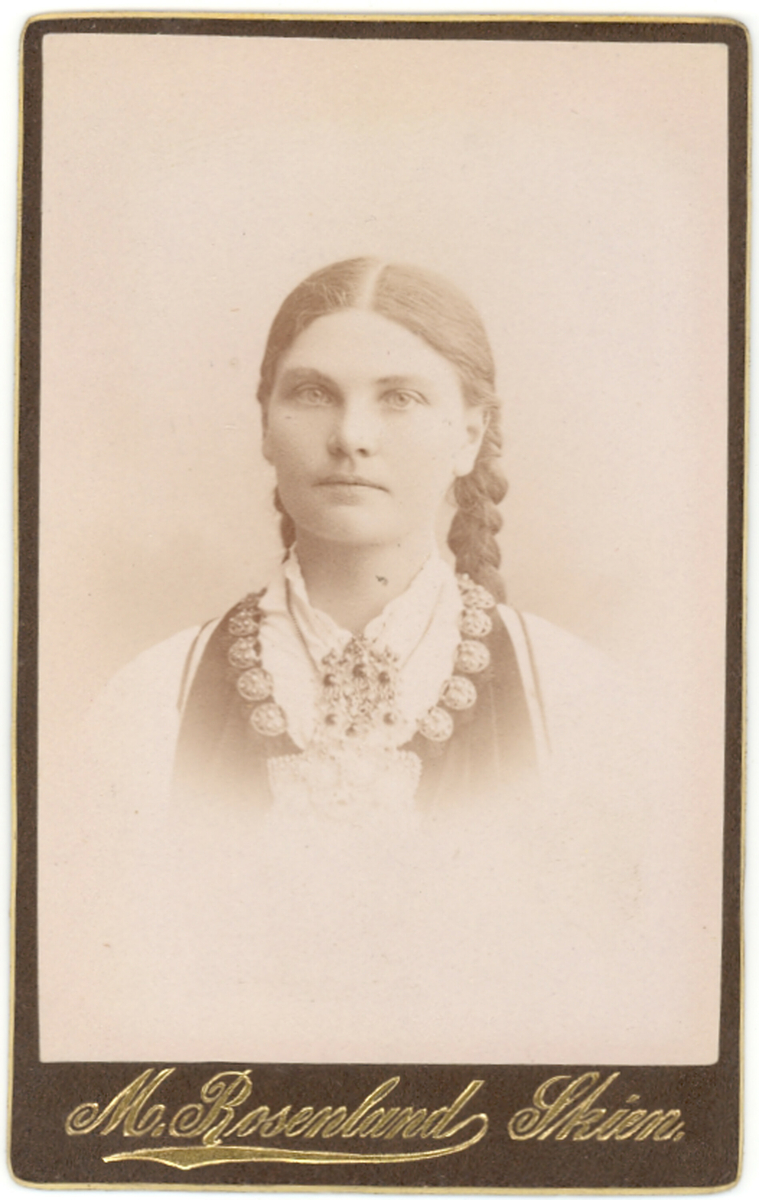Portrettfoto av Anne Staurheim, fødd Tinne