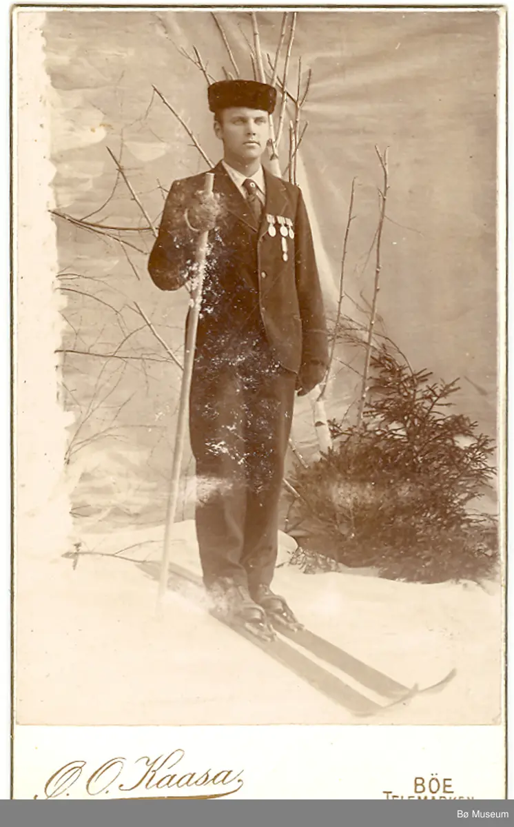 Atelierfoto av Lavrants Rue på ski