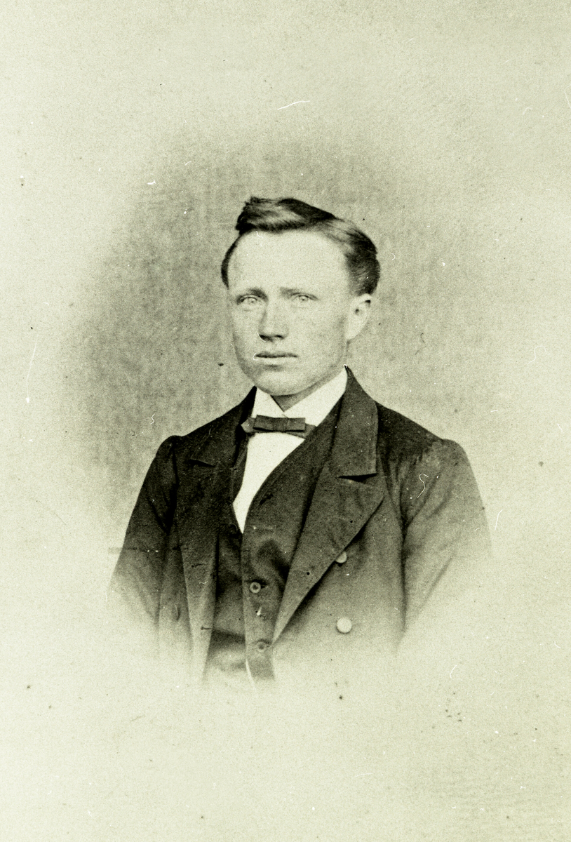 Portrettfoto av Johannes H. Kise, handelsbetjent