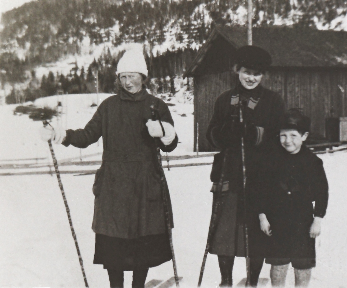 Grosvoldkroken, skiløpere utenfor låven på Værp. Johan Nilsen Wærp, Lina Wærp Thorebråten f. 1899, Anna Wærp f. 1897.