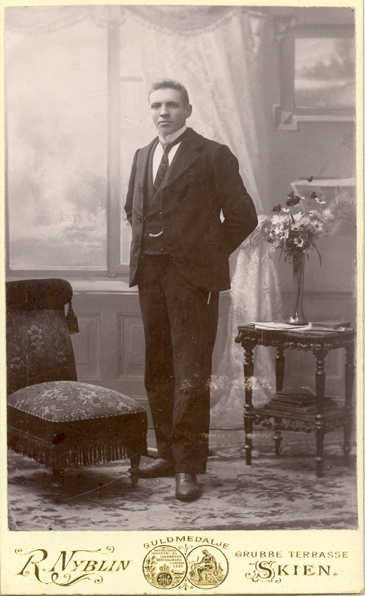 Atelierfoto av Olav Røthe.