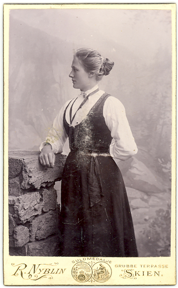 Visittkortfoto av Aslaug Stavsholt