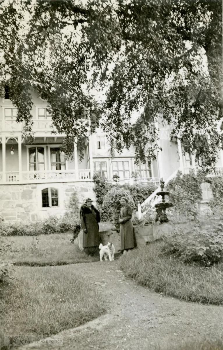 Frk. Smeby på besøk 1937.