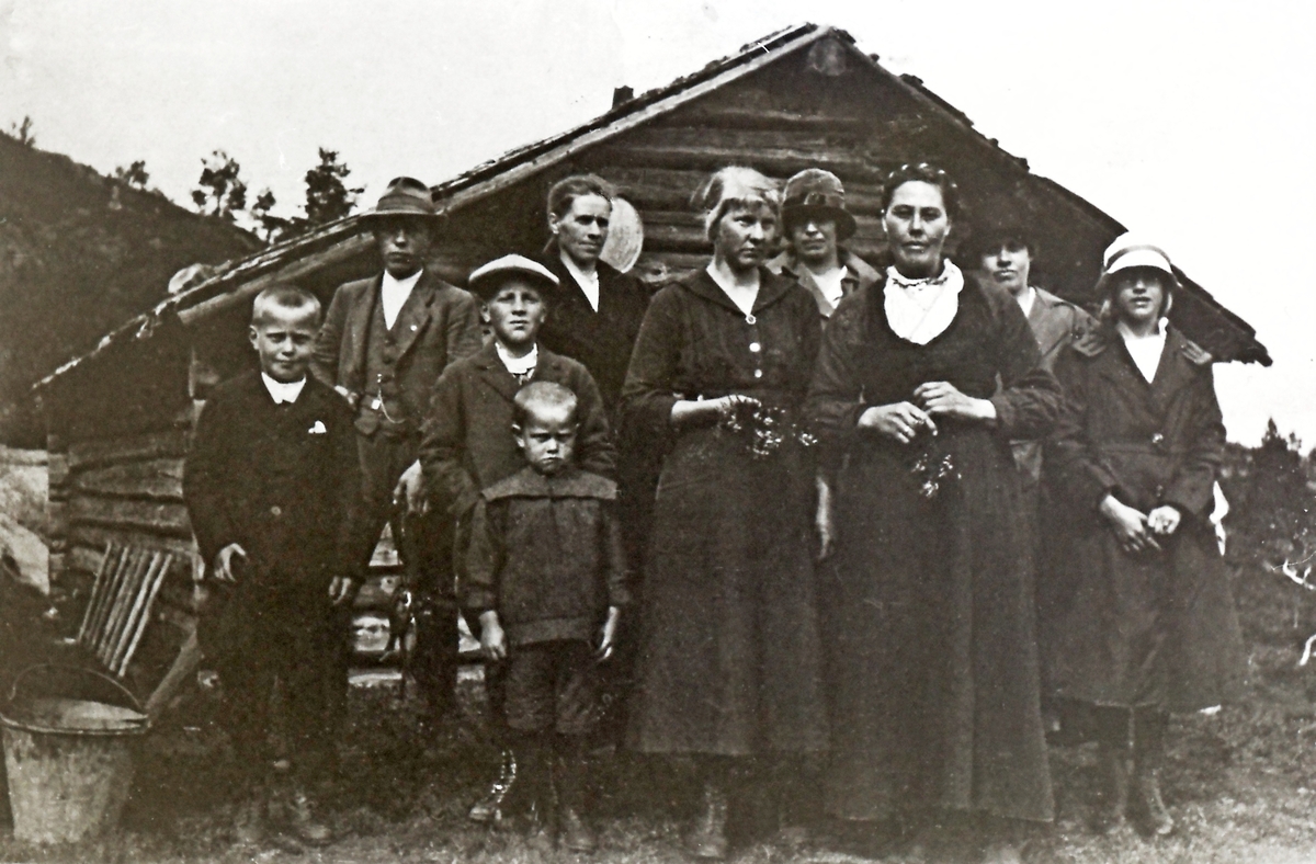 Samling på gamle Baklisetra i Jondalen.
2 barn, Tore Bjørndalen, Ole Rognlia (1915-1991), Trygve Thorsdalen (1903-1979), Margit Baklia, f.1898, Budeia Astrid Baklia (1905-1986), Anna Baklia f.1907.
Setra er revet og ny er bygget på samme tomta.