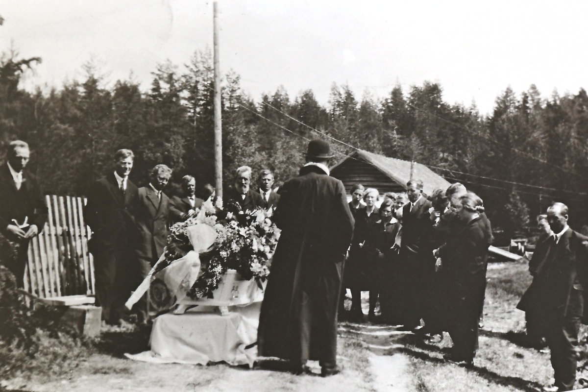 Begravelsen til Kari Nedre Lofthus 1929, gift med Ola Kittilsen Lofthus.