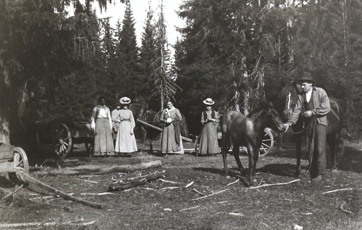 En gammel kullbrennerplass i Øvre Sandsvær, halveis til Omslia seter. Her var kjerreveien slutt, og kløv måtte til videre. På bildet bl. andre: Karen Helene Hillestad f. 1855 og Johannes Eberhard Hillestad f. 1879.