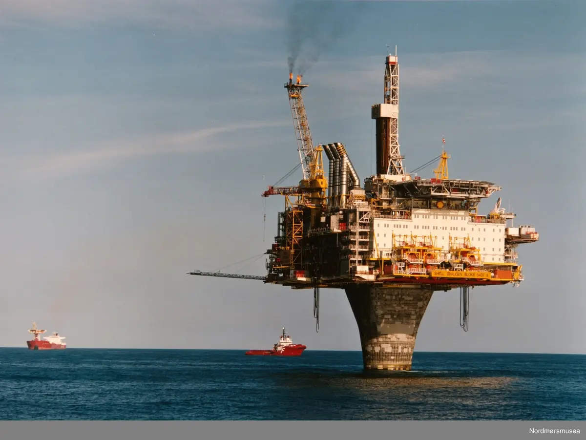 Draugen er en oljeplattform som står på Draugenfeltet i Norskehavet. Plattformen er en Condeep-plattform med én betongfot (monosokkel) som står på 251 meters havdyp. Feltet ble oppdaget i 1984 og produksjonen ble startet da plattformen kom på plass i 1993. Operatør var Norske Shell. Draugen var det første oljefeltet i drift nord for 62° breddegrad.

Gassen som produseres på plattformen, skipes gjennom rørledning til Kårstø. Oljen fra Draugen går gjennom to rørledninger til en lastebøye (Draugen FLP) og bøyelastes til skytteltanker.

Til plattformen er det også knyttet sju havbunnsbrønner.

Okea AS kjøpte i 2018 Norske Shells eiendeler i Draugen og Gjøa og tok dermed over operatørskapet av Draugen. - Bildet er fra avisa Tidens Krav sitt arkiv i tidsrommet 1970-1994. Nå i Nordmøre museums fotosamling.