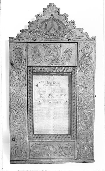 a) Skåp. Framsidan dekorerad med plattrelief, stiliserade bandmotiv, rankor mm. Carl XI:s monogram 1693. Krön med krona och vindruvsklasar. Rektangulär glastäckt öppning b) Täckt fröjdekväde 