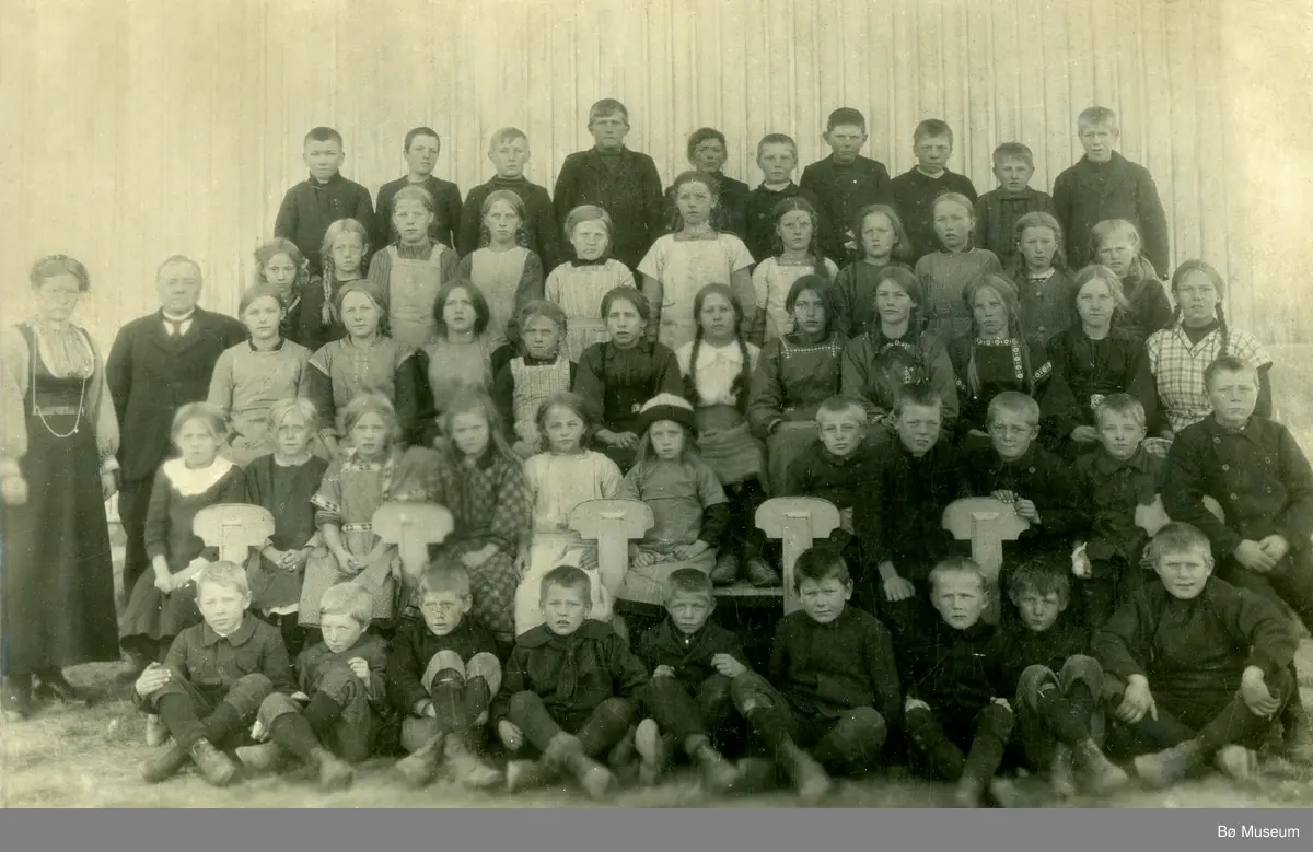 Bø skule 1916-17 med lærarane Olav Stadskleiv og Gunhild Otterholt.
Namna på elvane er ført under Opplysningar, og på eige bilde.