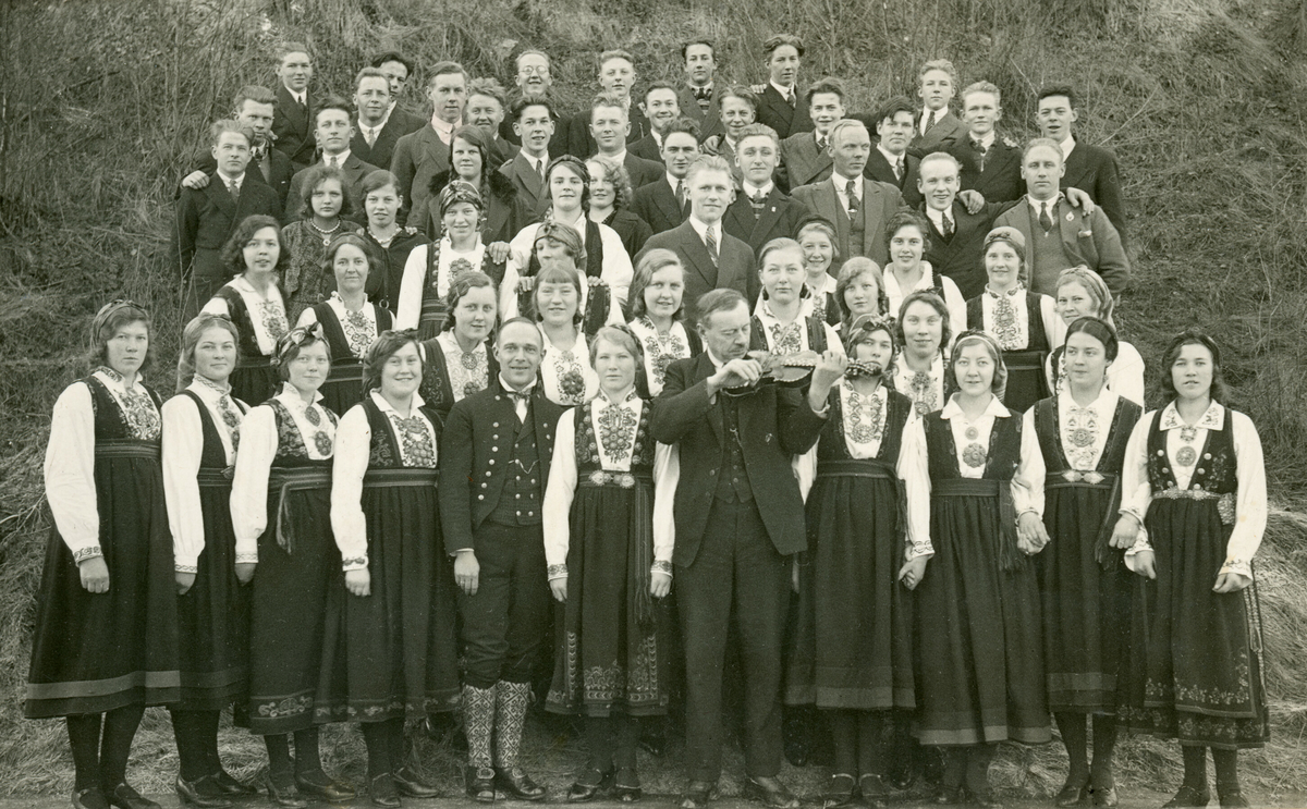 Gruppe ungdommar med spelemann.  Spelemannen er Einar Lund