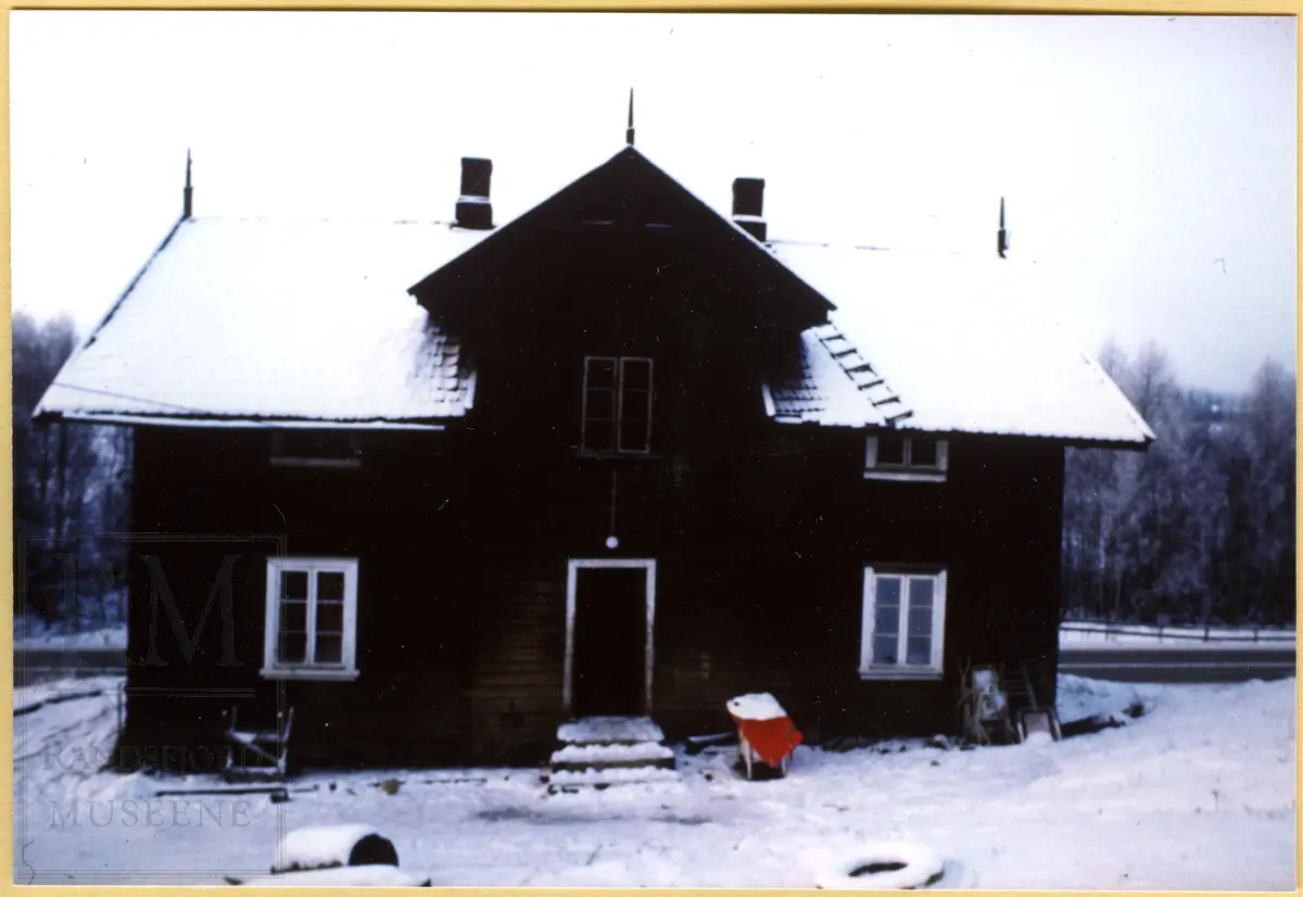 Husmannstua "Tømmerbakken" under Dvergsten.