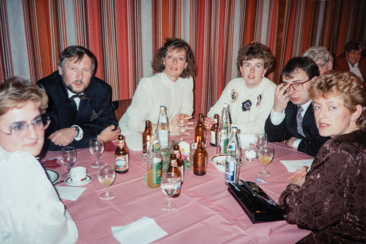 Familieselskap i forbindelse med Ragnar Myhres 50-årsdag i november 1990. Selskapet ble holdt på klubbhuset til Ottestad Idrettslag. Fra venstre: Randi Wenche Løvås Høydal, Egil Valand, Unni Reidun Valand (f Løvås), Heidi Myhre Tollan, Tore Tollan, og Karin Ingrid Løvaas. 
Bak Tore Tollan skimtes Eva Myhre, aller bakerst sees Olaug Myhre.