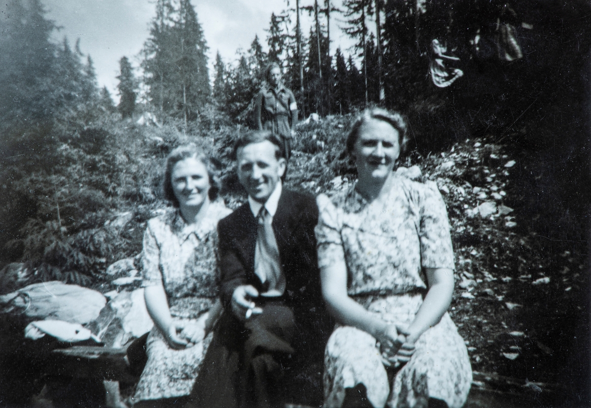 Gruppe 4 på bærtur. Foran fra venstre: Signe Bekkeli, Torleif Bekkeli og Aasta Myhre, alle fra Ottestad, Stange. På bærtur i allmeninga i 1948. Personen bak i bildet er ukjent.