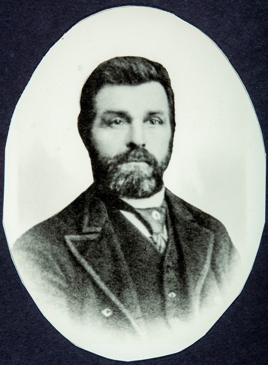 Portrett Ole Jonsen (1846-1931) smed på Nordvi gård i Ottestad, Stange.
