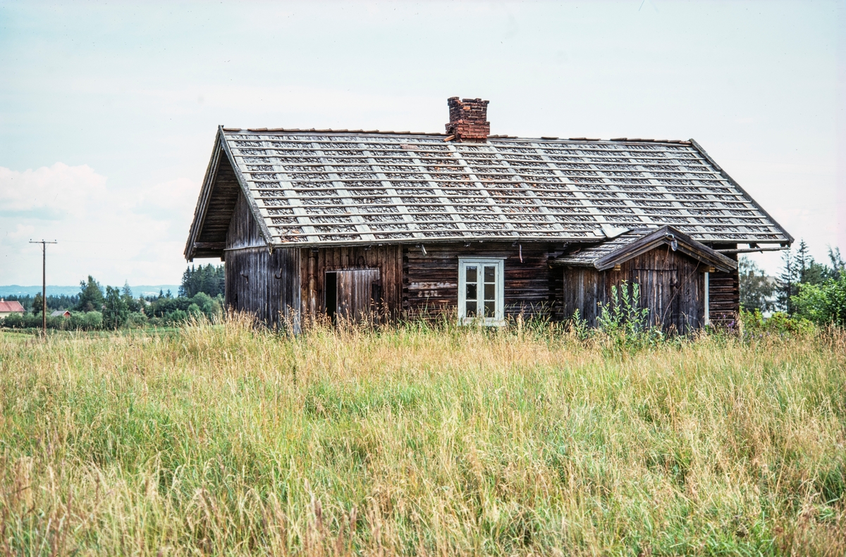 Eksteriør, Husmannsplassen Hesthagen, under gården Nordvi i Ottestad. Plassen ble revet på slutten av 1970-tallet. Fotografert av Kaare Sveen.