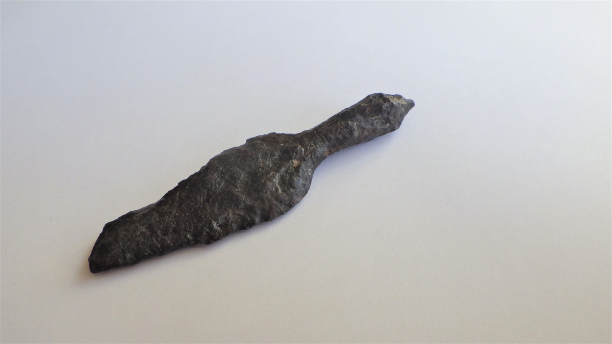 MALV: ST. L. 73, 2  B. 20 MM, FRAGMENTARISK - BREDBLADET - OG AVSATS MOT TANGEN. UTEN RYGGLINJE. 