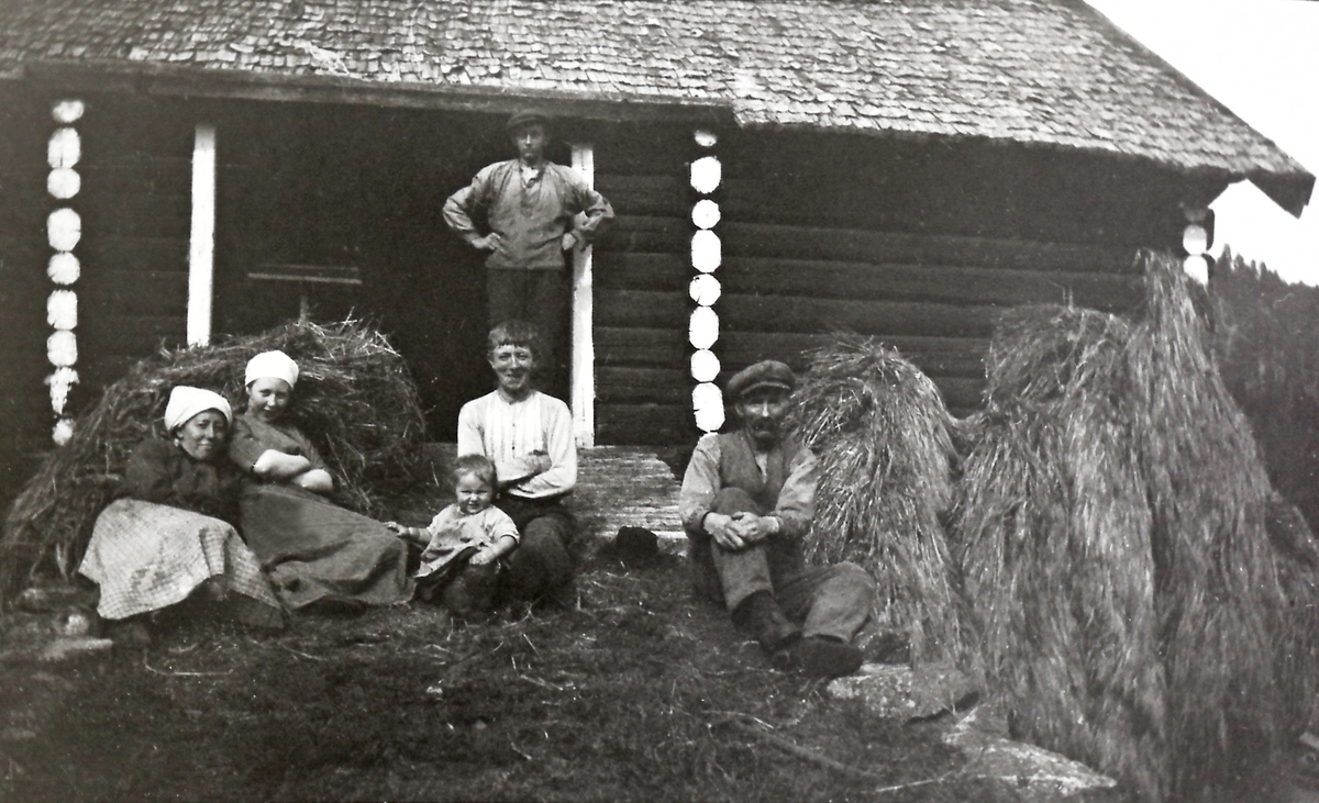 Bæring av kornstaur.
Bertha Elveseter (1893 - 1976), Hilda Pettersen, Kirsten f. Elveseter (1915, g. Løver på fanget til Harald Elveseter (1898 - 1967), Einar Elveseter (1900 - 1983) stående i døra. Knut Elveseter (1855 - 1917). (Knut er far til Bertha, Harald og Einar er bestefar til Kirsten)