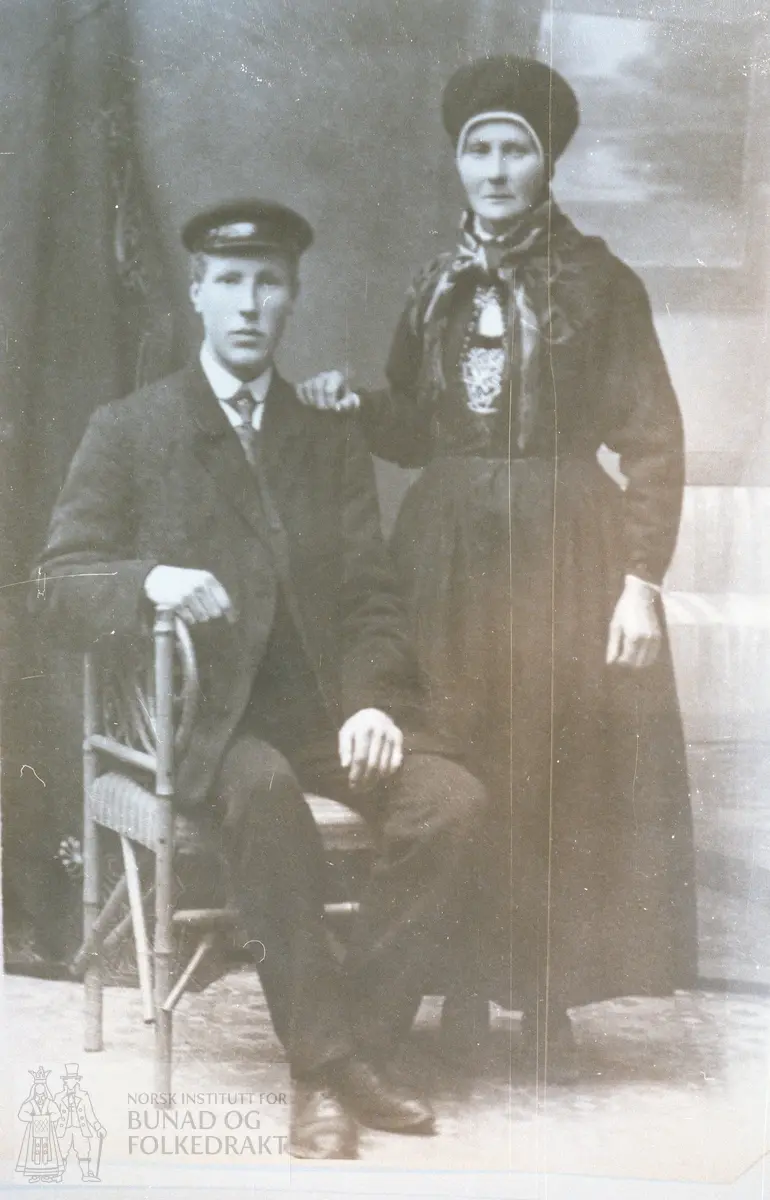 Foto av Anna Pedersdotter Bø, Tananger, f. 1854-1951. "Ho brukte drakta all sin dag". Fotoet er teke då sonen Peder skulle reise til Amerika. Ho var då 60 år".