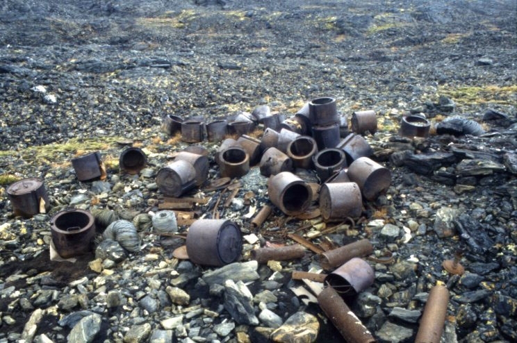 Järnskrot från den tyska meteorologiska stationen "Knospe-Nussbaum" under andra världskriget. Troligen sommarstationen på sydsidan av Dronning Mauds fjell.