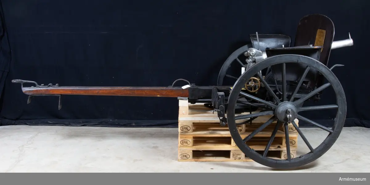 Grupp F I.
Fotografi finns (troligen i Marinmuseets arkiv, Karlskrona).  Fotot har påskrift av C G Engström: "Kung Carls Kärrebössa.  Minne af Pansarbåten Gerdas utrustning 1873 till Herr Werkmästar Cedergren."
Samhörande delar till bataljonskanonen är eldrör, lavett,  materiellåda, två ammunitionslådor med projektiler, skakel till  lavett, handtag till fyrsnöre.

I lavetten finns ett dragrep, två större och en mindre  ammunitionslåda med diverse verktyg och projektiler. Kapten F A Spaks katalog 1888.

Av konung Oscar II förärad till Nationalmuseum och därstädes  uppställd i Livrustkammaren, där den förvarades till år 1884, då  den såsom deposition med konungens bifall överlämnades till Artillerimuseum.