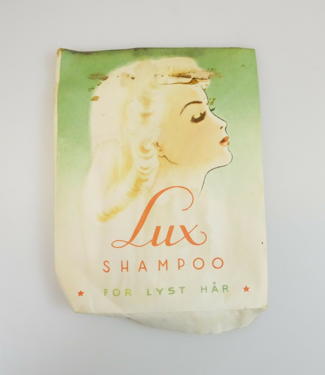 Kvinne i profil med blondt hår