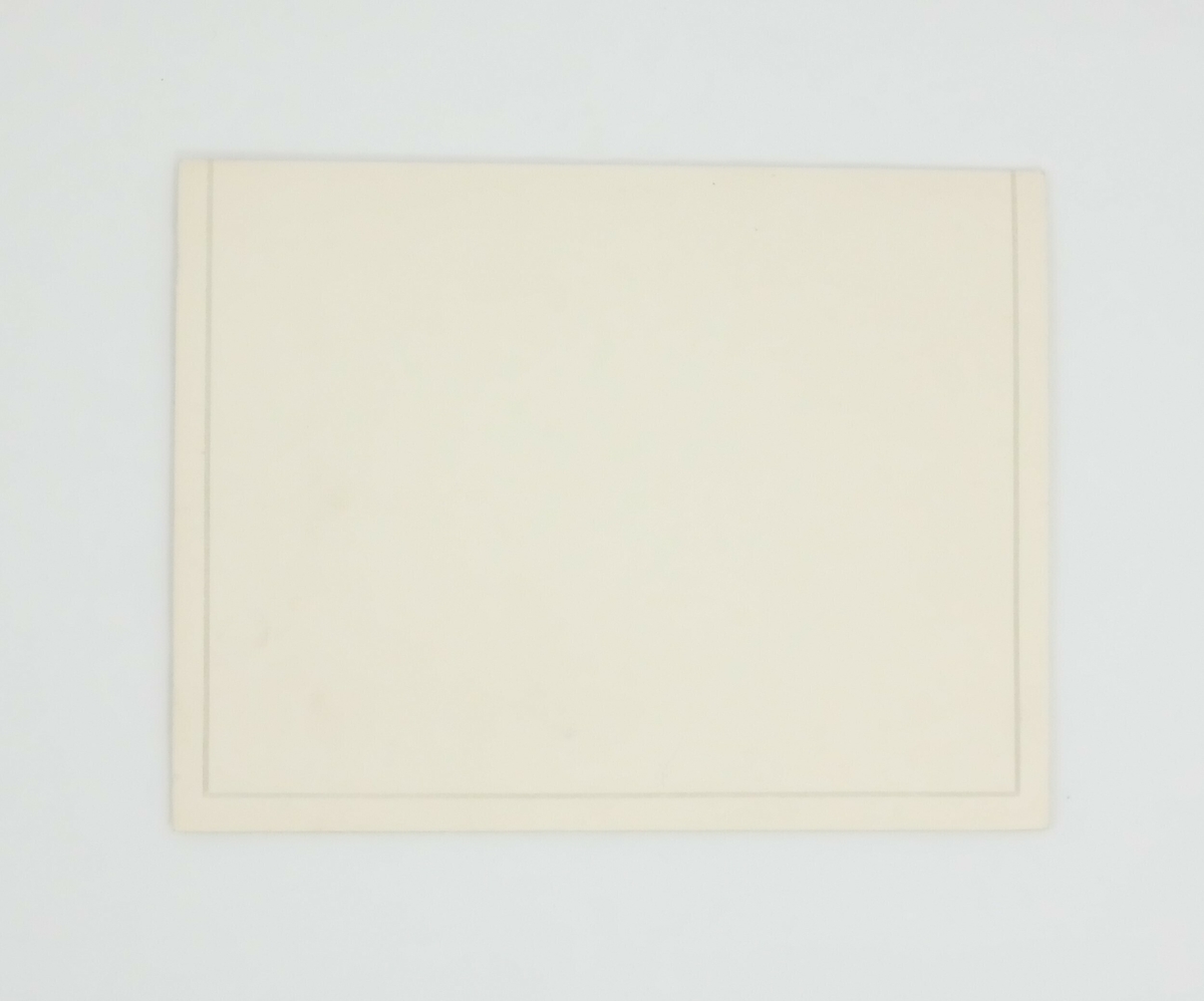 Gruppe med seks mennesker, to menn og fire kvinner. Fire sitter foran på stoler og to står bak. Alle på bildet er voksne med formelle klær, sannsynligvis er det en familie. 