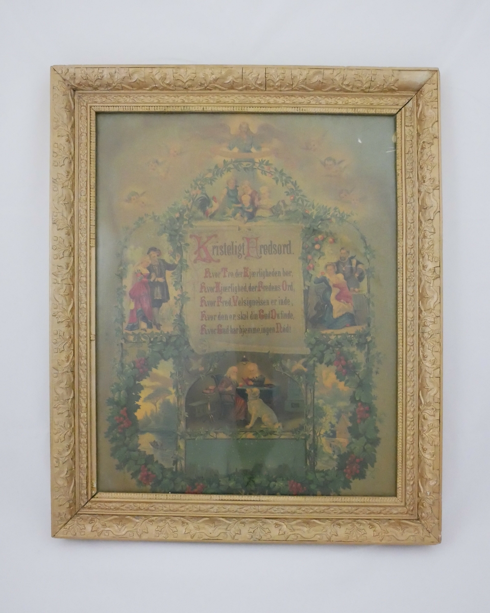 I midten av bildet er det en rull med en tekst på. Over teksten er det fem barn med en hane, og over dem er det en englefigur som holder en rull. Under teksten er det en gammel mann og gammel kvinne som sitter ved et bord, ved siden av dem er det en hvit hund. På den ene siden av teksten er det en mann og en dame som går arm i arm. På den andre siden av teksten er det en mann som ser på en kvinne som sitter på en stol med ett spedbarn på fanget. Rundt motivene er det en ramme med grønne blader. 