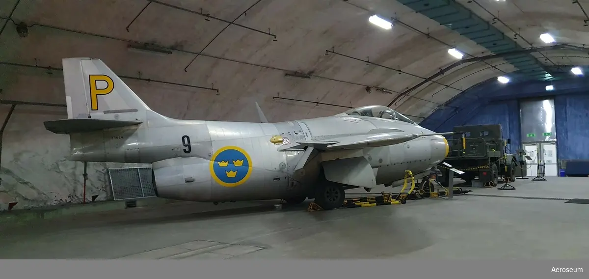 SAAB J29 Flygande Tunnan var det första västeuropeiska flygplanet med pilvingar. Trots flygplanets rundade form var det snabbt och smidigt. Den första flygningen genomfördes första september 1948.

Flygplanet producerades i 661 exemplar.

Under FN:s insats i Kongo under åren 1960-1964 skickade Sverige ner ett förband av J29 för att understöjda FN:s trupper i striderna.

Första flygningen skedde 1948. Flygplanet var i aktiv tjänst mellan 1950 till 1976.