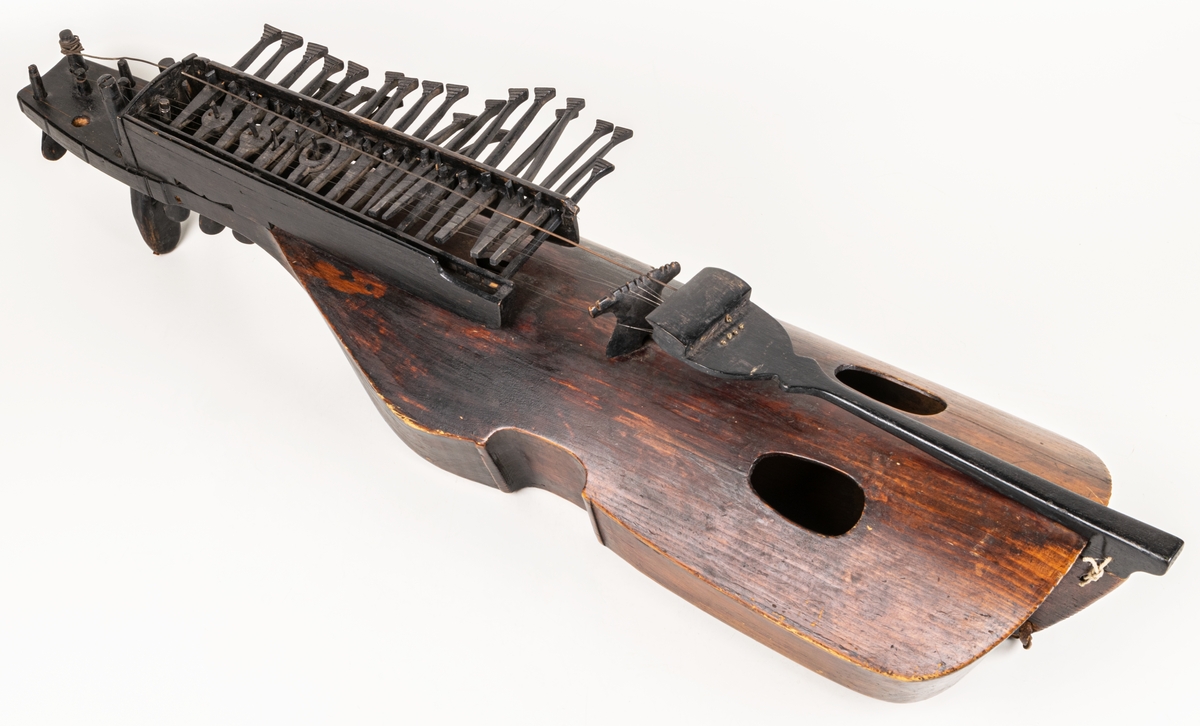 Nyckelharpa med stråke.