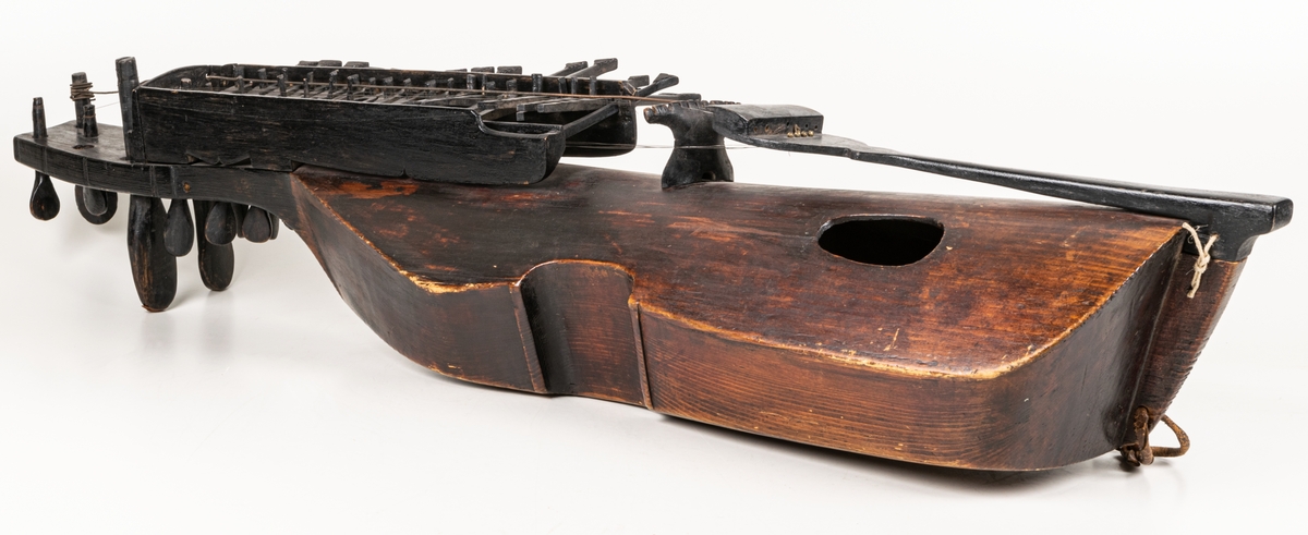 Nyckelharpa med stråke.