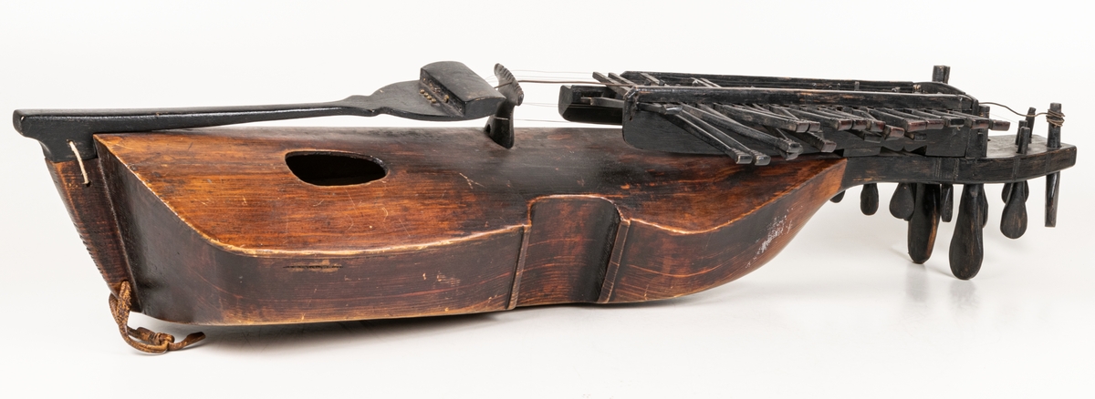 Nyckelharpa med stråke.