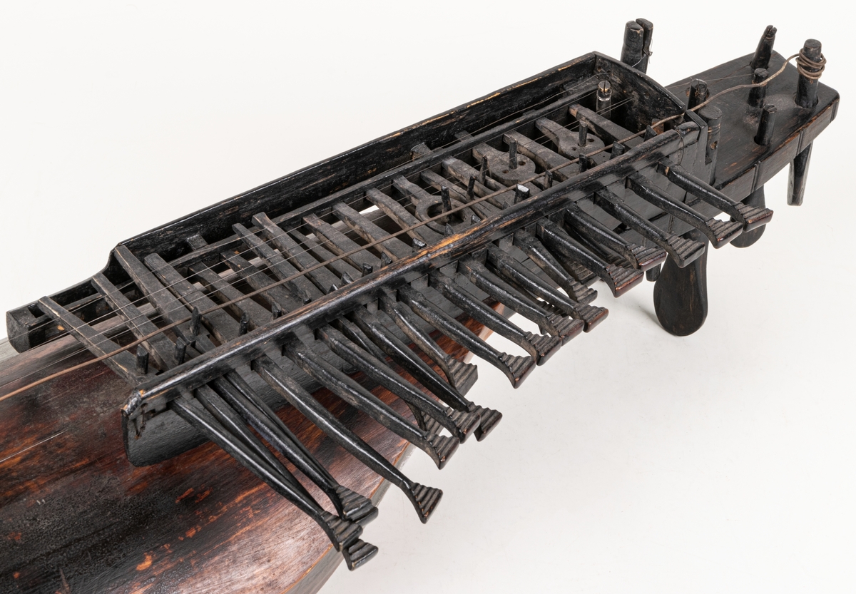 Nyckelharpa med stråke.