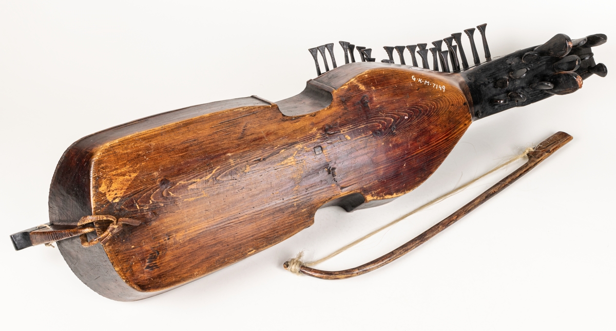 Nyckelharpa med stråke.