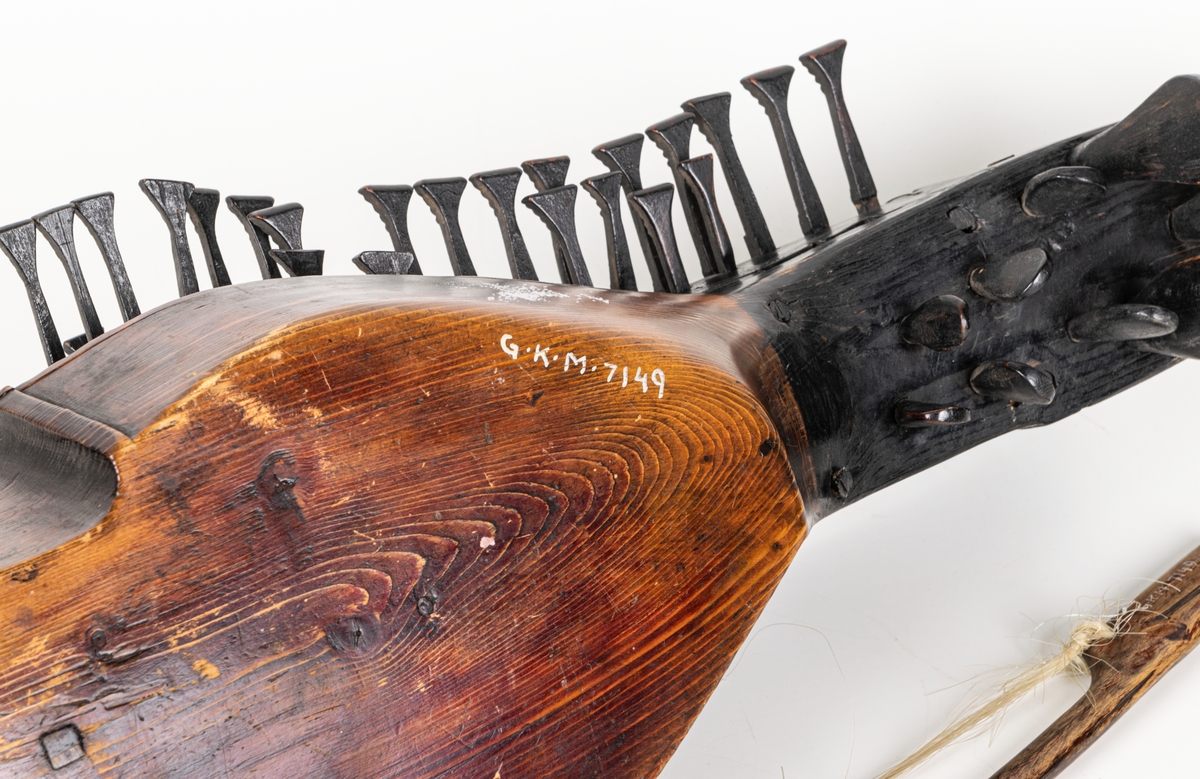 Nyckelharpa med stråke.