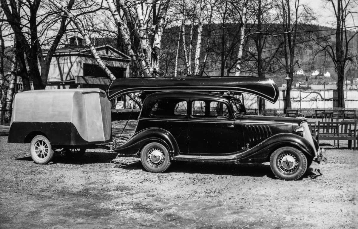 Hamar, Tannlege Karl Løken, bil med campingvogn, campinghenger, bilen en Hudson Terraplane 1934 modell, Karl Løken var med å etablere Hamar og Omegn Automobilklubb og ble første formann i 1935, kano på taket,