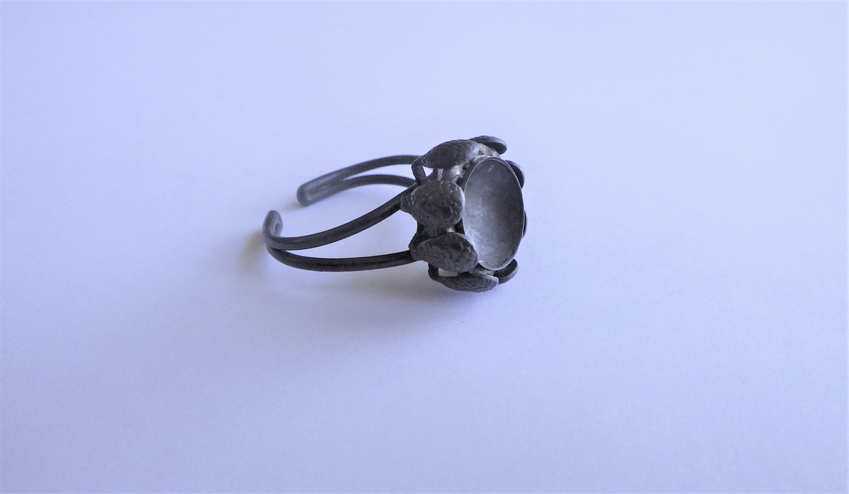 MALV: D. 23, 5 MM, SELVE RINGEN ER ÅPEN OG LAGET AV EN DOBBELT-BRETTET1, 5 MM TYKK TRÅD. 8-BLADET KRANS RUNDT ET STENFESTE. 