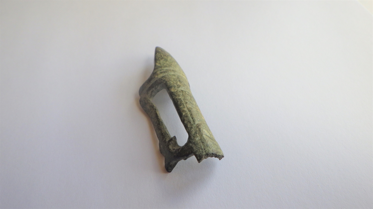 MALV: ST. M. 54, 2  T. 2 MM, FRAGMENT - KAN VÆRE DEL AV LYSHOLDER? STREKDEKOR. SE TEGNING S. KRAFT 1934. 17. 