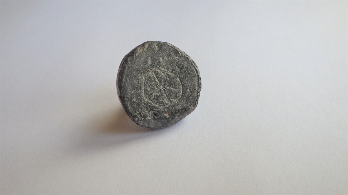 Hvedmotivet er trolig et bumerke i en korsform.