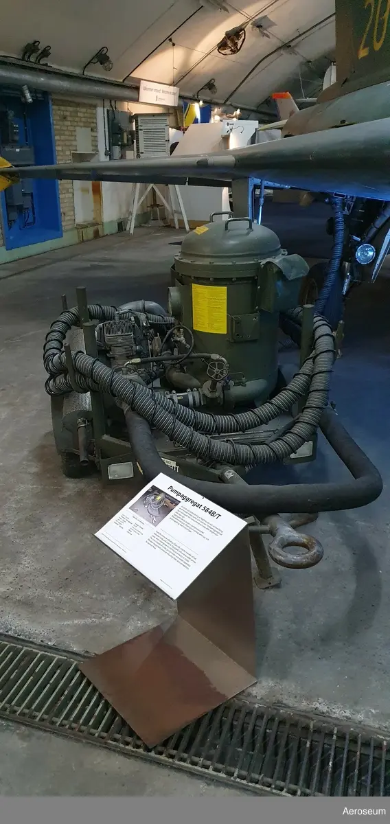 Pumpaggregatet används vid trycktankning av flygfartkoster och vid överföring av drivmedel mellan tankar och cisterner.

Pumpaggregatet är flyttbart på ett kapell med hjul. Det kan transporteras och dras efter dragfordon eller släpvagn. 