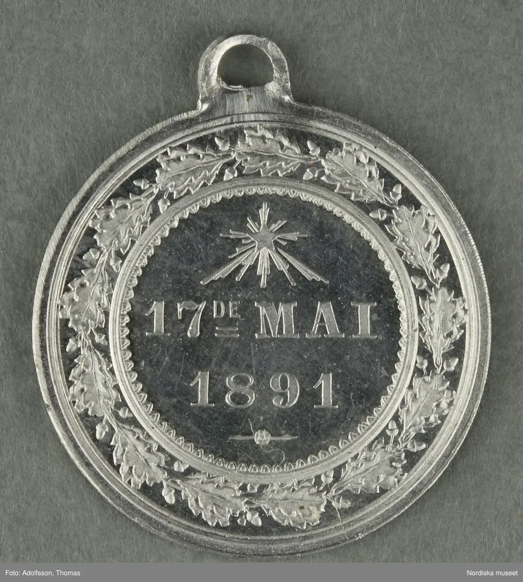 Huvudliggaren:
"a-y, Minnesmedaljer, norska, över den 17 maj; av aluminium (1 av vit metall) 24 st. från åren 1884-1907.
Gåva 28/5 1907. Läffler, Fritz, professor, Djursholm."