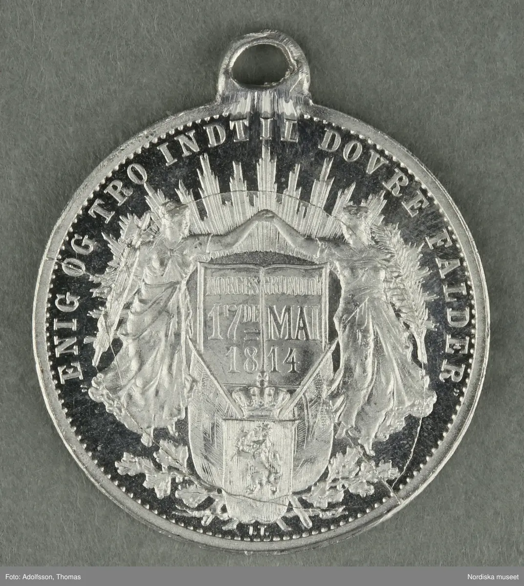 Huvudliggaren:
"a-y, Minnesmedaljer, norska, över den 17 maj; av aluminium (1 av vit metall) 24 st. från åren 1884-1907.
Gåva 28/5 1907. Läffler, Fritz, professor, Djursholm."