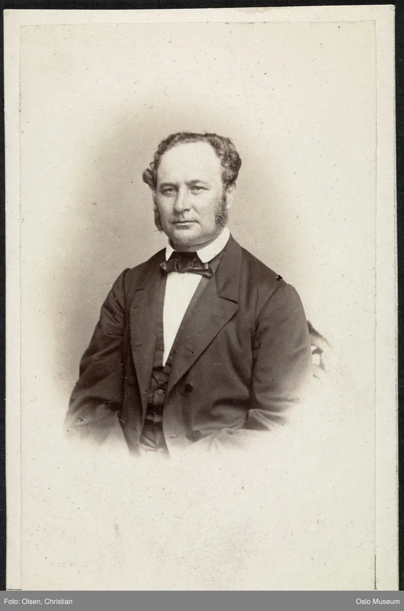 portrett, mann, vignettert sittende halvfigur